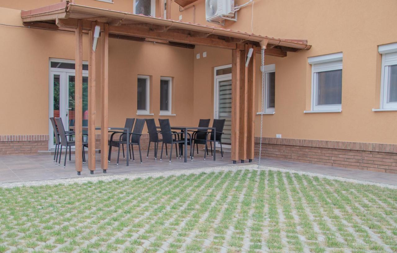 Oros House Apartmanhaz Орошхаза Экстерьер фото